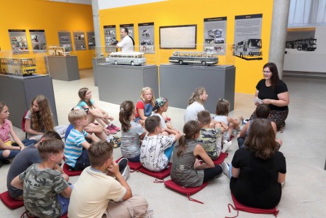 Az Ikarus-kiállításon jártak a Napraforgó táborban vakációzó gyerekek